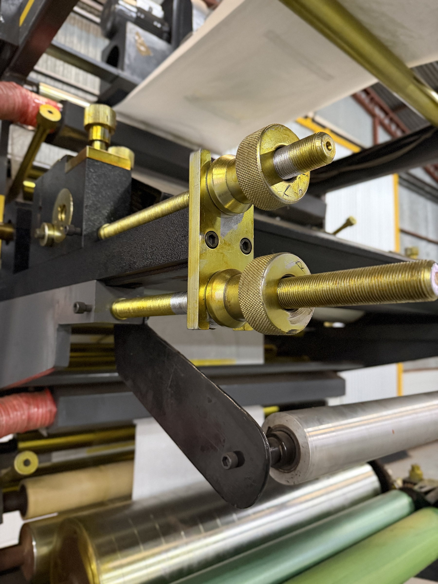 Detalhe dos cilindros e ajustes da impressora flexográfica